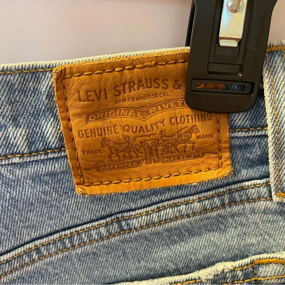 Levi’s Premium Quality Wedgie High Rise Jean Short Button Fly Size 27 Light Wash